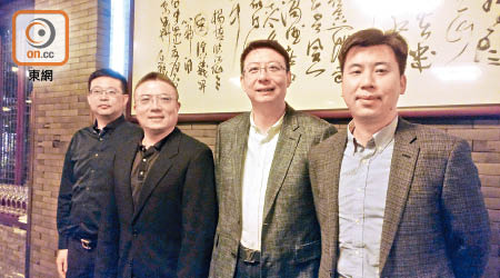 龍湖地產首席執行官邵明曉（左二）預料，長租公寓明年開業可達五萬間。