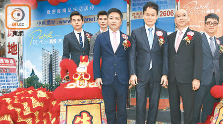恒基物業代理林達民（前排左二）稱，尚悅‧方最快今公布銷售安排。