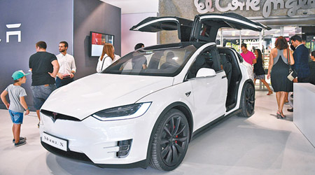 Tesla為電動汽車龍頭，去年銷量十萬輛。