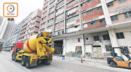 油塘為傳統工廠區，由於區內配套完善，近年多間發展商陸續收購該區工廠大廈並改建住宅。