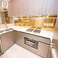 巴丙頓山示範單位採開放式廚房設計。