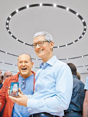 Apple庫克（右）指，iPhone X自面世以來，每周都是最暢銷的iPhone。左為首席設計師伊夫。