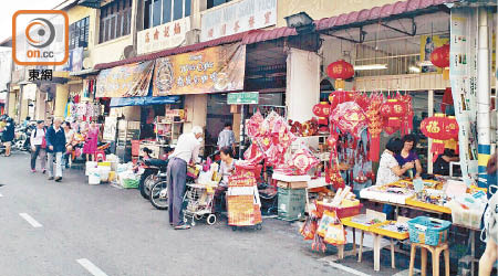 檳城有不少華人聚居，當地隨處可見中式店舖。