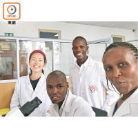 Vincy（左一）現時在肯尼亞一間醫院的化驗室工作。