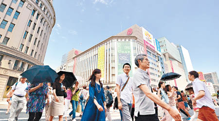 日本面對人口減少，便利店同店人流現跌勢。（資料圖片）