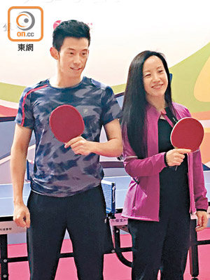 呢次同乒乓球猛將黃鎮廷（左）切磋，恒生一姐鄭慧敏（右）用咗足足五個月時間苦練。