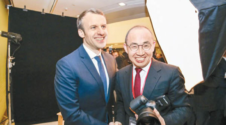 雖然法國總統馬克龍（左）嘅「先天條件」與潘石屹（右）差唔多，影相都幾靚吖。