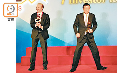 李小加（右）衝上台攞獎，為現場增添搞笑氣氛。左為證監會歐達禮。