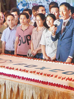 郭台銘（右一）開心切蛋糕慶祝富士康30年投資大陸。（美聯社圖片）