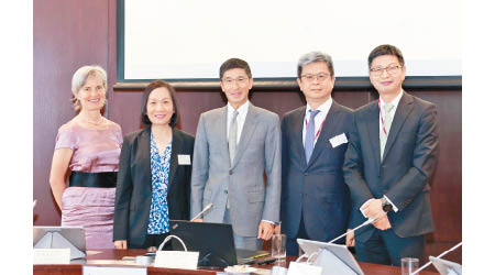 滙豐黃碧娟（左二）指，全球對綠債投資需求增加，有利香港發展綠債市場。