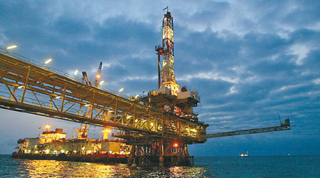 市場擔心伊朗石油供應全面被封殺，刺激紐約期油上周五揚升。
