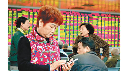 中國債務違約潮及貿易糾紛等不明朗因素，令內地投資者對後市睇法審慎。
