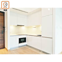 單位採用開放式廚房設計，廚櫃位呈L形。