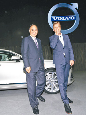 富豪汽車估值遠遜預期。左為吉控董事長李書福，右為富豪汽車行政總裁Hakan Samuelsson。