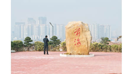前海被譽為深圳未來的「曼哈頓」，勢必會與香港展開正面競爭。