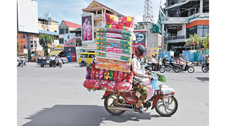 柬埔寨居民主要以電單車代步。