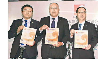 山東黃金董事長李國紅（右）指，冀二○年進身全球十大金礦企業。左為財務部經理黃衛民。