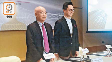 新世界主席鄭家純（左）表示，集團將力拓安老業務。右為執行副主席鄭志剛。