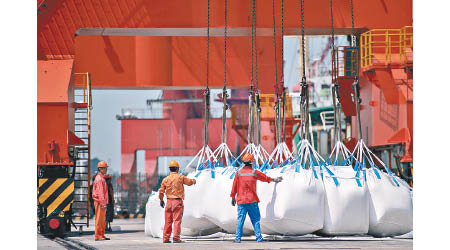 上海港國際航運出現貨船艙位緊張情況。