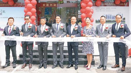 萬科置業（香港）周銘禧（左四）料，上源最快本周末或下月初展開首輪銷售。