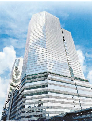 會展廣場辦公大樓三層銀主盤推出拍賣，涉及總面積近五萬方呎。