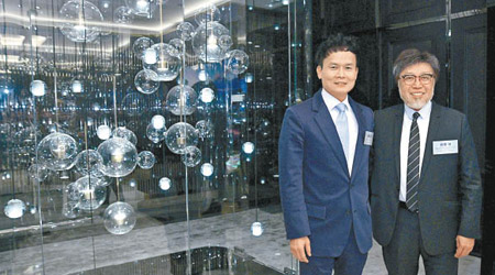 恒基物業代理林達民（左）稱，尚悅‧嶺引入大型燈效藝術裝置，增添時尚風格。