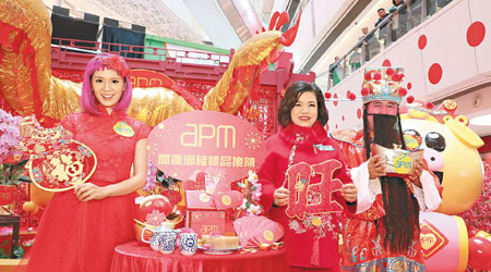 新地代理馮秀炎（右二）預計，apm商場新春推廣期間，可吸引989萬人次。