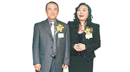市傳蔡奎（左）趁高位配售龍湖1億股舊股。右為龍湖董事長吳亞軍。（資料圖片）