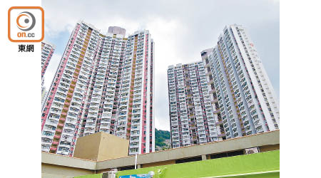 彩霞邨建於一九八九年，由三座大廈組成，提供逾二千二百伙。