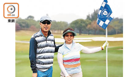 Polsion（左）閒時學打高爾夫球。右為其妻子。