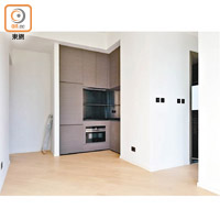 廚房採開放式設計，設有廚櫃及爐具。