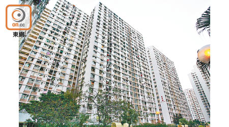 李鄭屋邨由十座大廈組成，提供逾四千八百個單位。