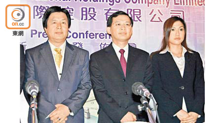 蔡加怡（右）任主席的康健昨發盈警。左為副主席蔡志明，中為創辦人曹貴子。