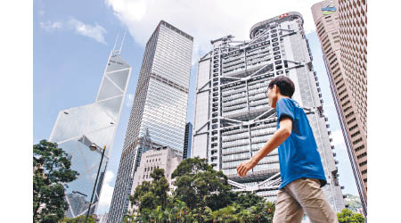傳統銀行業需採取攻守兼備策略，未來才能立足香港市場。