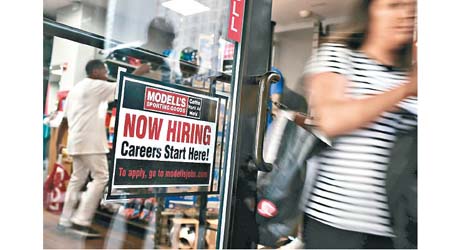 美國上周首次申領失業救濟人數大減一萬八千個。