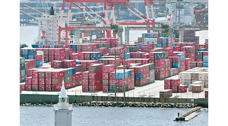 日本八月份出口按年跌逾一成，跌幅是五個月以來最小。