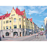 坦佩雷是芬蘭第3大城市，都市亦較繁榮。