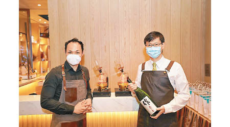 恒基物業代理韓家輝（右）表示，本木基座商舖將引入日式咖啡店。