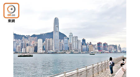 惠譽今年4月將香港評級由「AA」降至「AA-」，被澳門趕過。