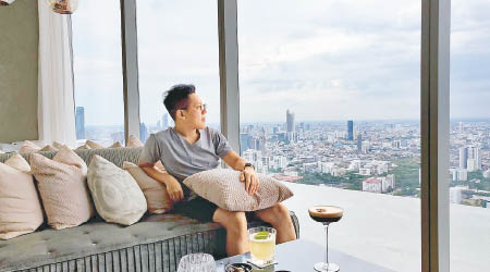 泰國物價較低，Peter閒時於酒店頂樓觀賞日落，消費也不貴。