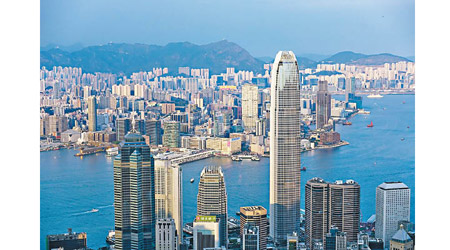 香港經濟去年飽受疫情困擾，完全復原依然需一段時間。