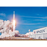SpaceX推出可重複使用火箭，大幅節省發射衞星的成本。