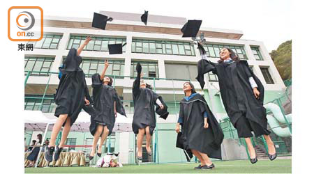 除了在本地讀大學外，有學生也選擇負笈海外升學。