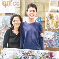 Ping Lian生於馬來西亞，現與家人定居悉尼，媽媽除了負責賣畫外，還會向顧客介紹兒子。