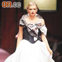 Off-shoulder corset配Dotted-mesh tutu，恍如歌舞劇戲服。