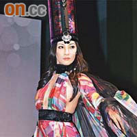 陳思璇穿上帶民族特色的露背短裙出場獨舞。