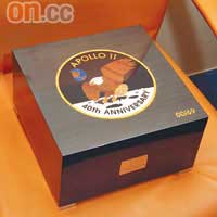 鉑金版採用名貴木盒包裝，並印有Apollo 11任務徽章及編號。