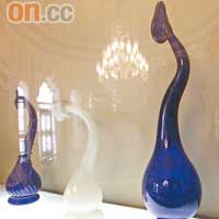 館中展出古代波斯玻璃器皿，部分風格現代。