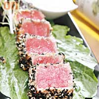 黑白芝麻吞拿魚 $85<br>近年流行的新派日本料理，在略為煎香的厚切吞拿魚塊外層蘸上黑、白芝麻，既可嘗到魚肉的嫩滑鮮甜，又可享有芝麻香氣脆口。