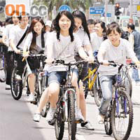 卅名港大醫科生昨發起單車遊行，望引起大眾對兒童癡肥問題的關注。